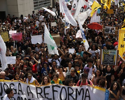 Entidades ligadas à educação aprovam suspensão do novo ensino médio