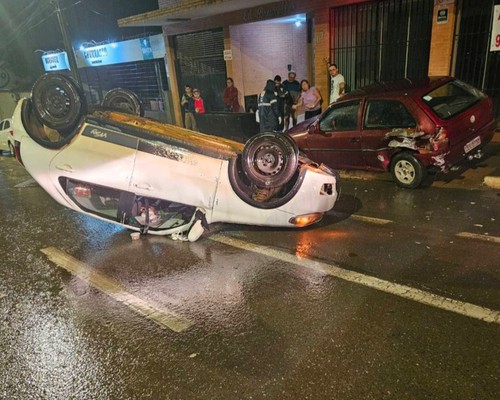 Condutora perde o controle da direção ao voltar de show e capota