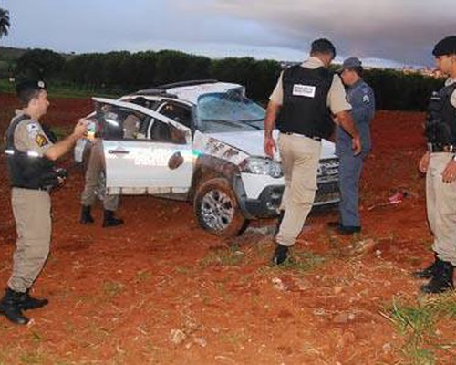 Viatura da PM capota em estrada vicinal e três policiais ficam feridos