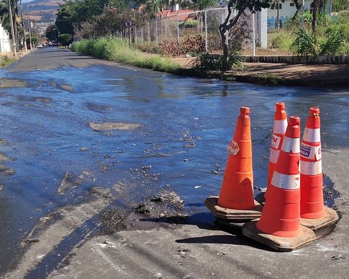 Esgoto Escorre A C U Aberto H De Dois Dias Em Patos De Minas E