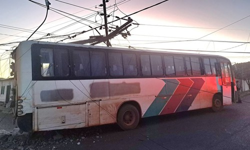 Ônibus bate em poste após perder os freios e deixa parte alta de Rio Paranaíba sem energia