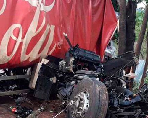 Carreta da Coca Cola bate violentamente contra caminhão e deixa dois