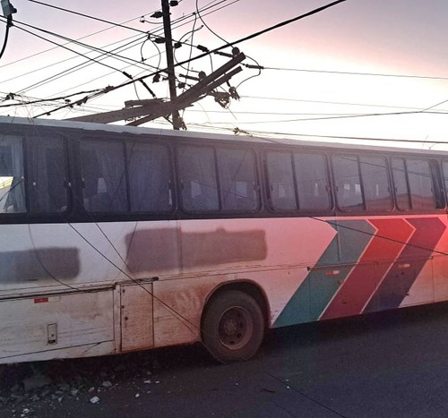 Ônibus bate em poste após perder os freios e deixa parte alta de Rio Paranaíba sem energia
