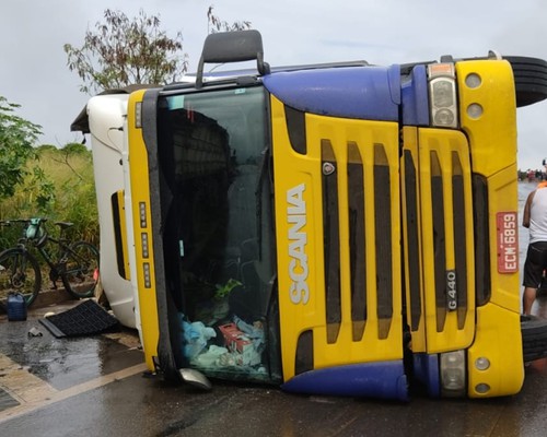 Caminh O Que Transportava Iogurte Tomba Na Br E Motorista Sai Ileso