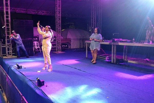 Mulheres cantam rap no palco da Fenapraça; veja ao vivo