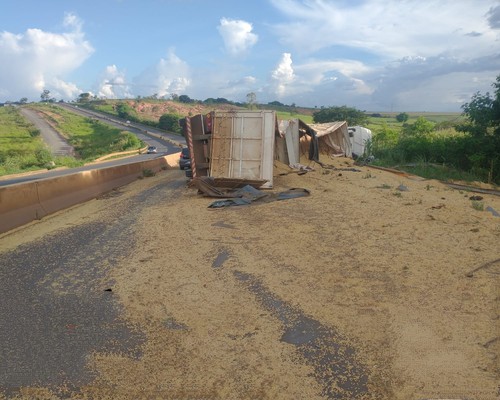 Bitrem Carregado De Soja Tomba Na BR 352 E Interdita Parte Da Pista Em