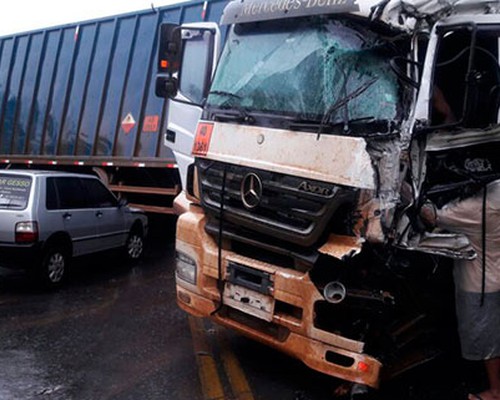 Motorista Fica Gravemente Ferido Ao Bater Em Carreta Que Fez Um L Na