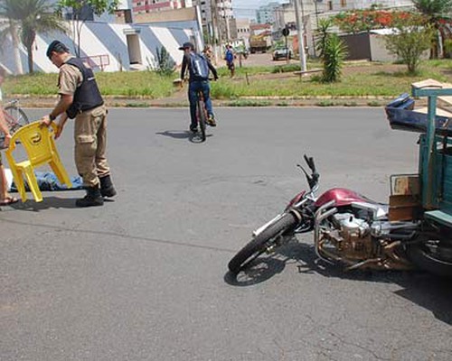 Motociclista Tenta Ultrapassagem E Moto Vai Parar Debaixo De Carretinha