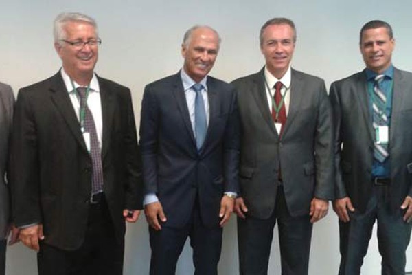 Vice-governador Antônio Andrade recebe lideranças patenses e lista de reivindicações