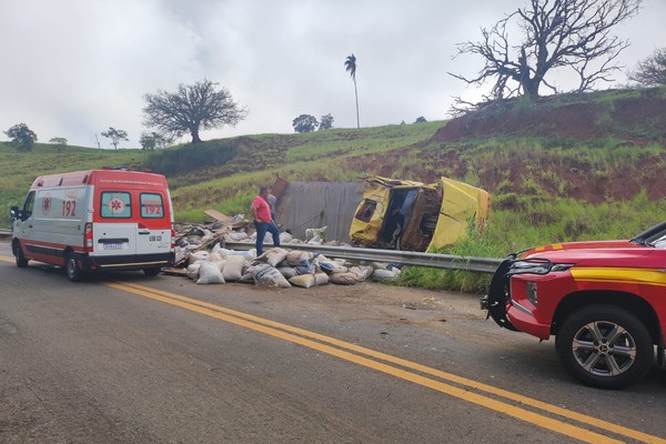 Caminhão com sacos de cama de frango capota perto de Areado e 3 pessoas ficam feridas