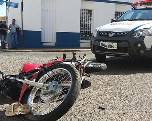 Motociclista Inabilitado Tenta Fugir De Abordagem Policial E Bate Em