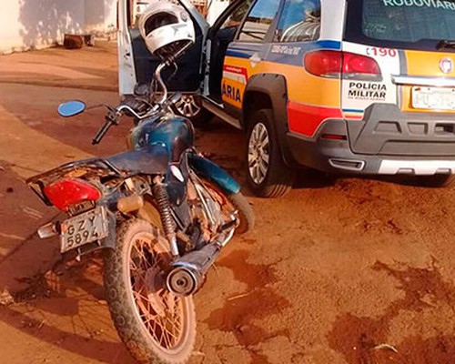 Jovem inabilitado é preso ao ser flagrado empinando a roda da moto na