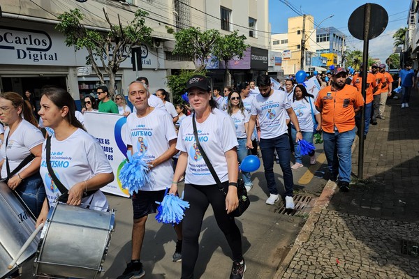 Entidades e voluntários promovem caminhada de conscientização pelo autismo em Patos de Minas