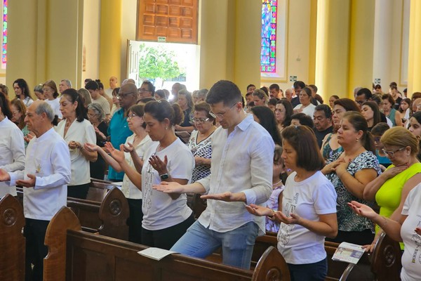 Fiéis lotam a Catedral de Santo Antônio para as celebrações da Quarta-feira de Cinzas