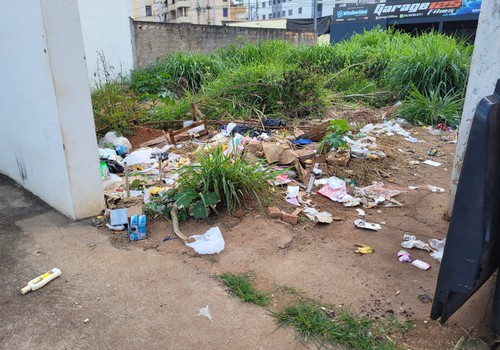 Moradores se revoltam com sujeira e mau cheiro de lixo de hipermercado em Patos de Minas