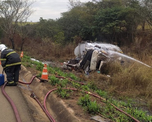 Motorista morre em acidente caminhão de transporte de combustível