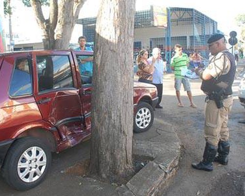 Carro Atingido Por Outro Ve Culo E Vai Parar Em Cima Do Passeio Entre