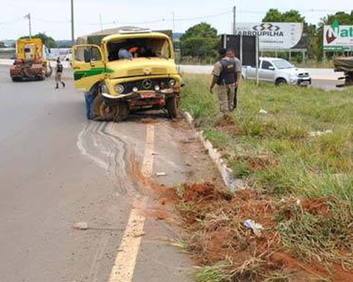 Motorista Sai Da Pista E Vai Parar Dentro De Canteiro No Trevo Da Pipoca