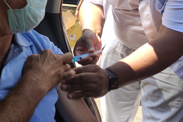Prefeitura anuncia calendário de vacinação de jovens de 20 anos em Patos de Minas