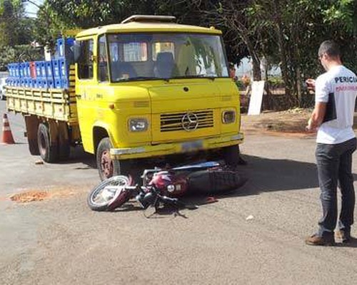 Motocicleta Vai Parar Debaixo De Caminh O Em Acidente No Bairro Cristo