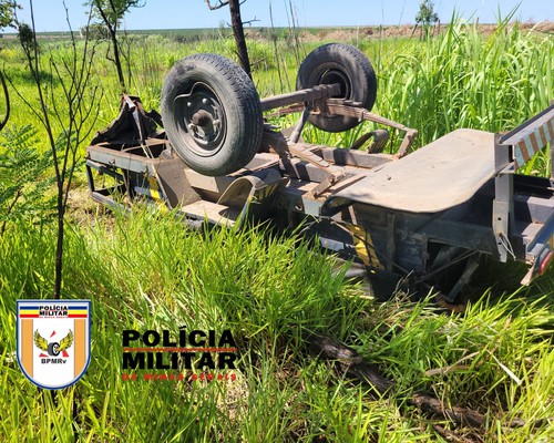 Motorista cochila ao volante sai da pista e vai parar em meio à