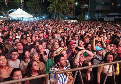 Público lota Fenapraça na noite deste sábado; veja ao vivo