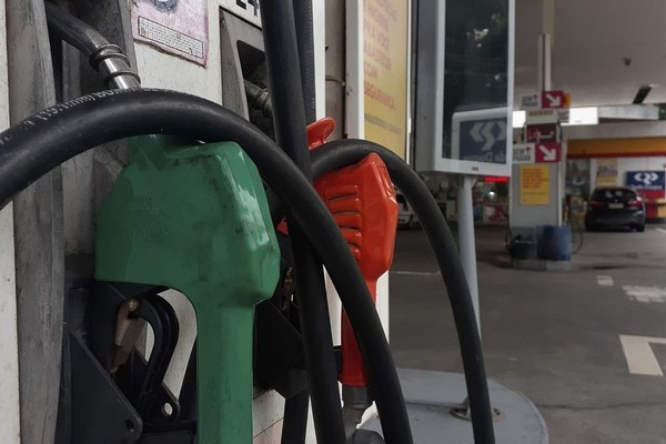 Petrobrás anuncia reajuste de 16% no preço da gasolina e de 26% no diesel a partir de amanhã