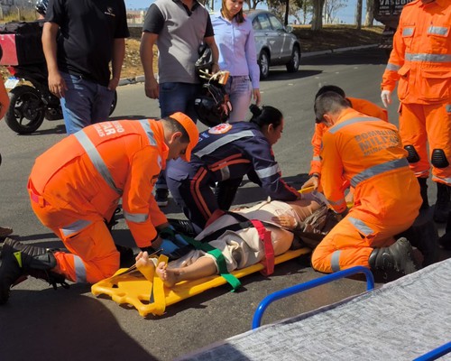 Motociclista é arremessada ao solo após ser atingida por carro na