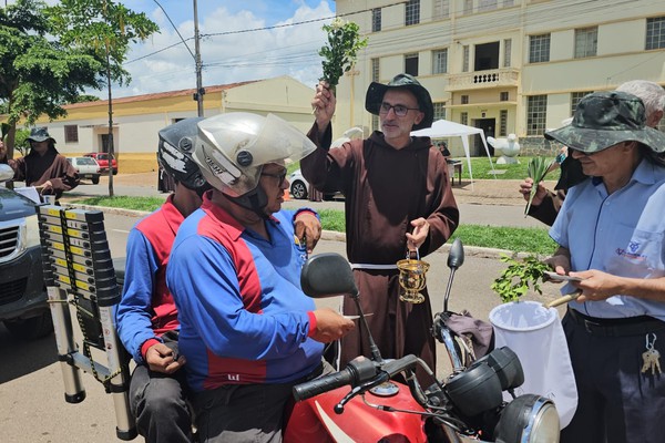 Padres Capuchinhos de diversas partes do Estado fazem mutirão para a “Bênção dos Veículos”