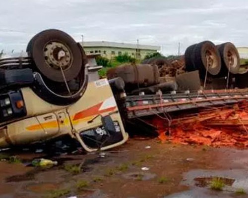 Caminhoneiro Morre Ap S Caminh O Carregado Telhas Capotar No Trevo