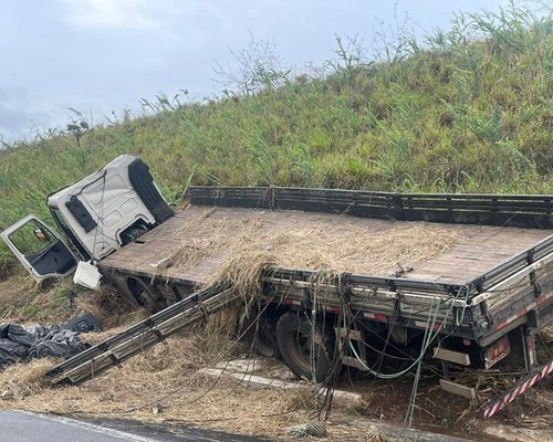 Caminh O Carregado De Abacaxis Sai Da Pista Perto De Catiara E Espalha