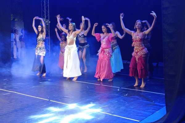 Dança do ventre encanta palco principal da Fenapraça; veja ao vivo