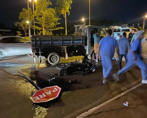 Motorista De Caminhonete Persegue E Atropela Motociclista E Passageiro