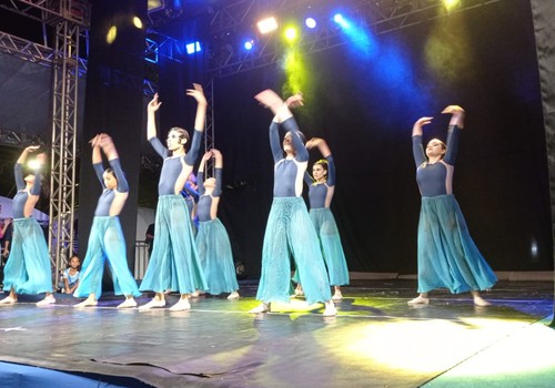Todos os estilos de dança se encontram no palco principal da Fenapraça; veja ao vivo