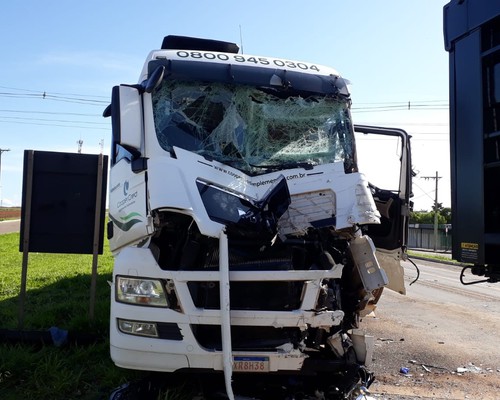 Motorista Se Choca Em Traseira De Carreta Na Br Socorrido