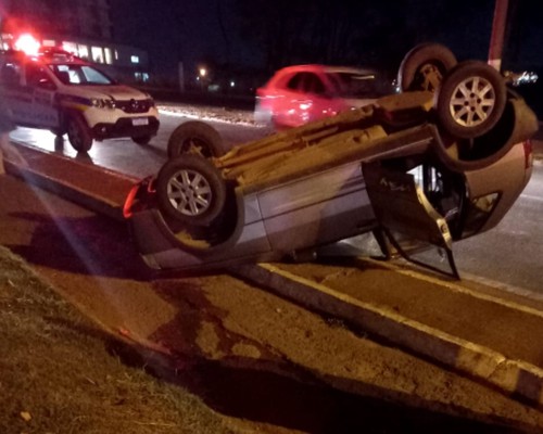 Motorista Perde Controle E Capota Carro Depois De Ser Fechado Na Avenida JK