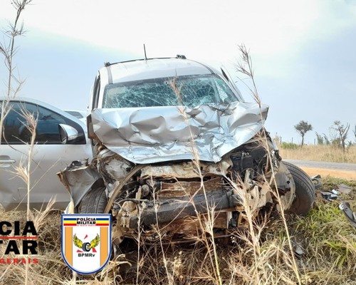 Batida Frontal Envolvendo Carro E Pick Up Deixa Um Morto E Outro