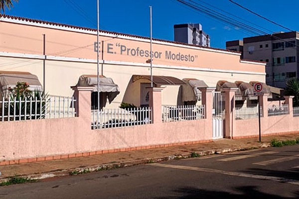 Três escolas estaduais em Patos de Minas poderão ser administradas pelo município