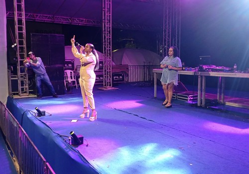 Mulheres cantam rap no palco da Fenapraça; veja ao vivo