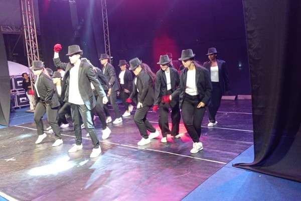 Homenagem ao rei do pop, Michael Jackson, fez o público vibrar na Fenapraça; veja ao vivo
