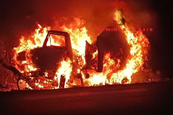 Motorista perde o controle por causa de queimada e tem veículo destruído pelas chamas