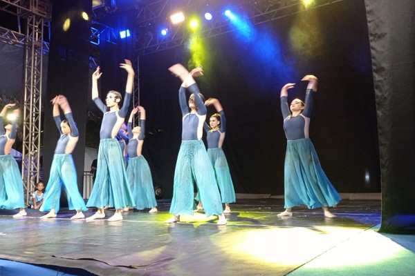 Todos os estilos de dança se encontram no palco principal da Fenapraça; veja ao vivo