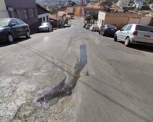 Vazamento de água no meio do asfalto e no centro de Patos de Minas intriga moradores