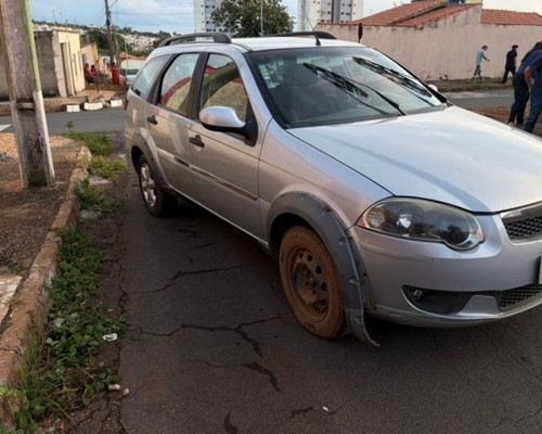 Motorista de 75 anos vai acender cigarro, bate em mureta e acaba preso em Patos de Minas