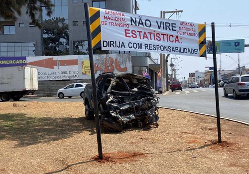 Campanha de trânsito usa picape destruída em acidente para chamar a atenção de motoristas