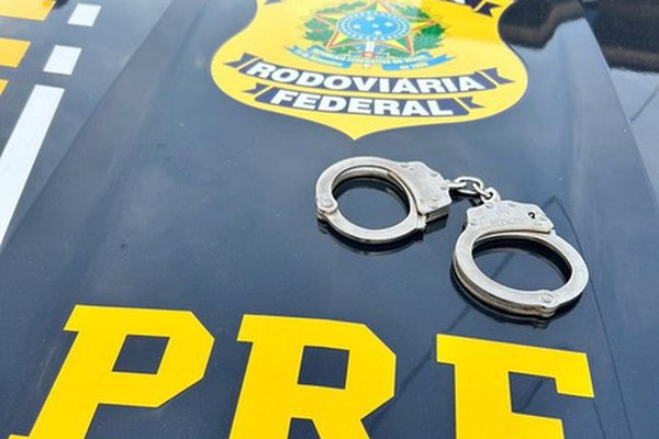 Jovem é preso com crack em ônibus irregular na BR-365, em Patos de Minas