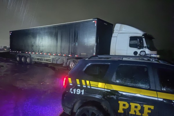 Motorista é preso por adulteração de placas e chassi de carreta na BR-365 em Patos de Minas