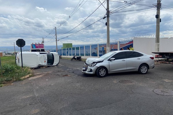 Fiorino capota após se envolver em acidente com carro em Patos de Minas; veja vídeo