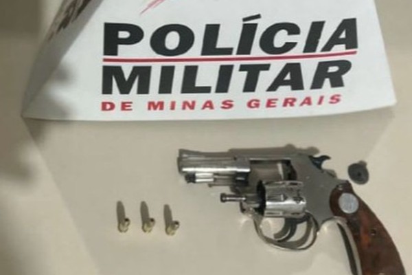 PM encontra revólver carregado em carrinho de bebê e casal é preso em Varjão de Minas