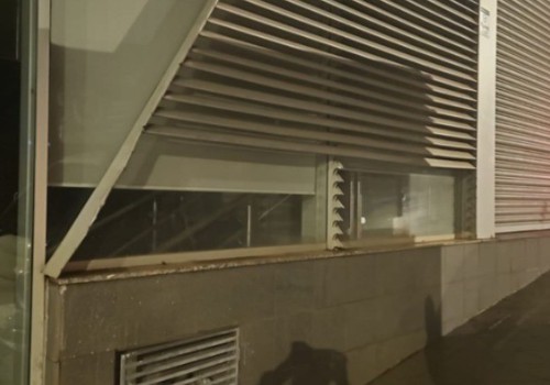 Olho Vivo flagra homem furtando peças de fachada de empresa e ele acaba preso